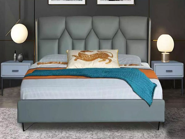 चमड़े के असबाब वाले बिस्तर का रखरखाव करते समय क्या सावधानियां बरतनी चाहिए?